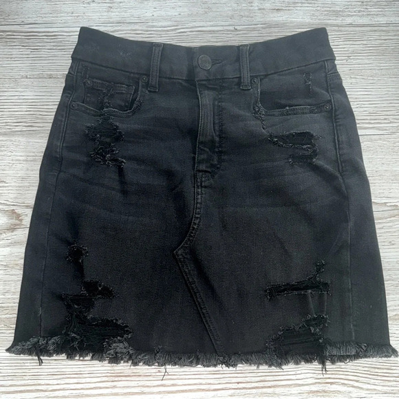 NWT American Eagle AEO Curvy Hi-Rise Mini Distressed Black Denim Jean Skirt 6/28 - Picture 2 of 5
